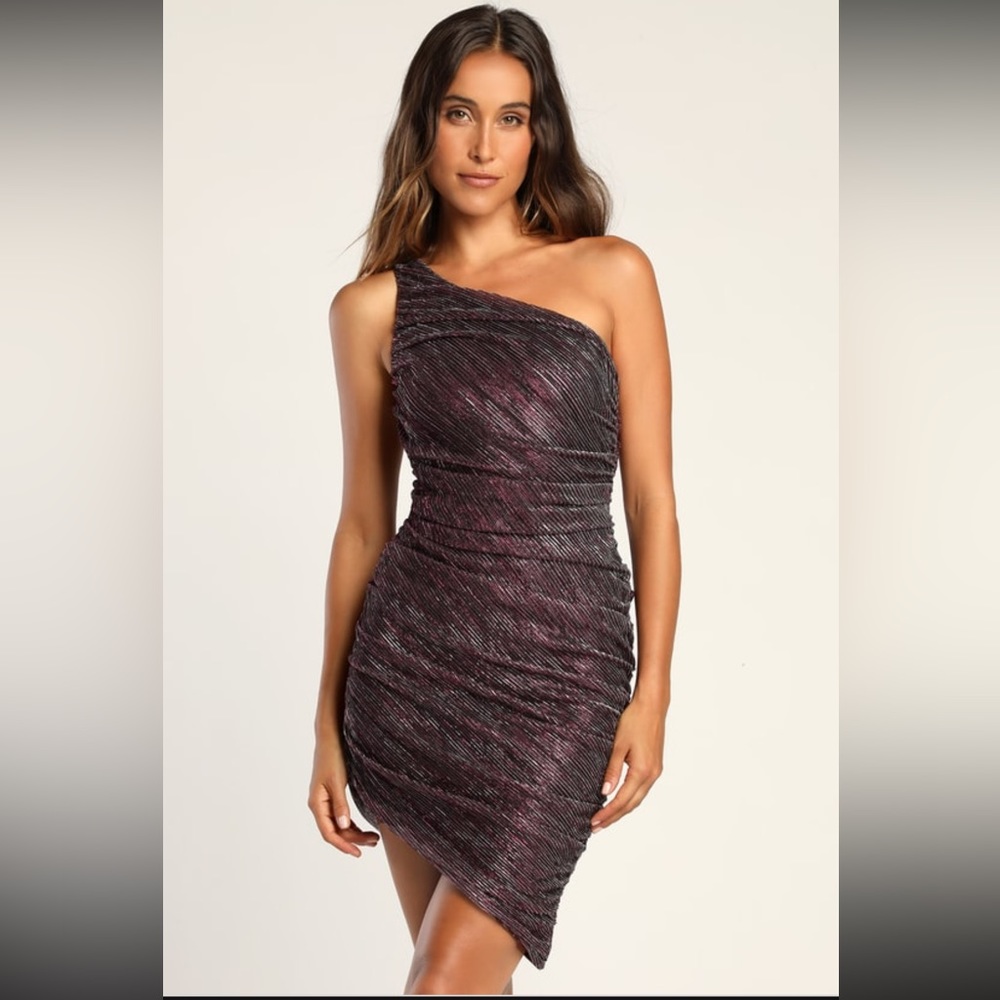 NWT Lulu’s Magenta One-Shoulder
Asymmetrical Bodycon Dress, M